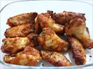 Disponete le ali di pollo in una teglia da forno e mettetele in forno preriscaldato a 180 °C per 12 minuti.