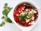 Unite ai pomodori i cipollotti, il coriandolo, i peperoncini e i semi di cumino; insaporite con sale e pepe. Servite le alette di pollo accompagnandole con la salsa.