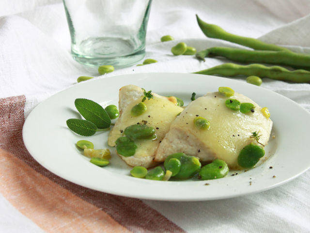 Petto di pollo con pecorino e fave