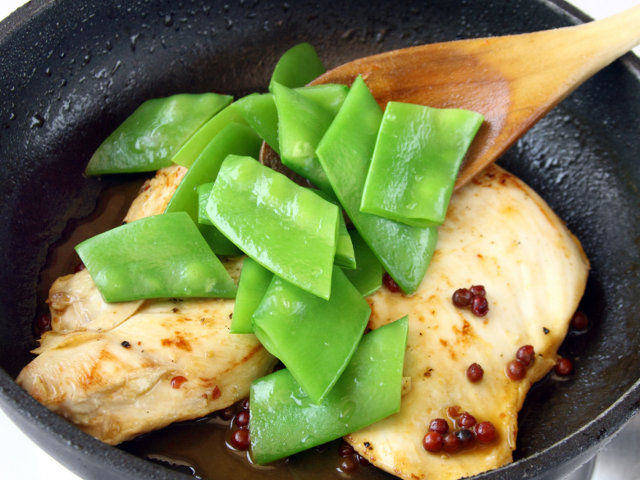 Ricetta Petto di pollo con taccole e pepe rosa - Step 1