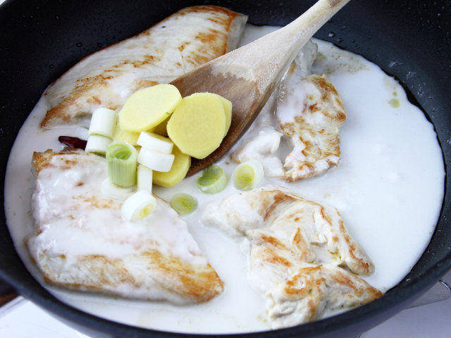 Ricetta Petto di pollo al latte di cocco e zenzero - Step 4