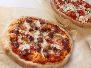 Pizze con salsiccia e pollo