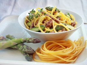 Spaghetti alla chitarra con salsiccia e asparagi