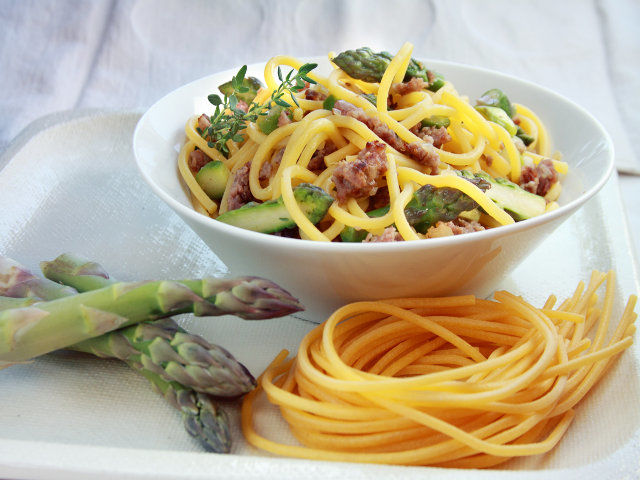Spaghetti alla chitarra con salsiccia e asparagi