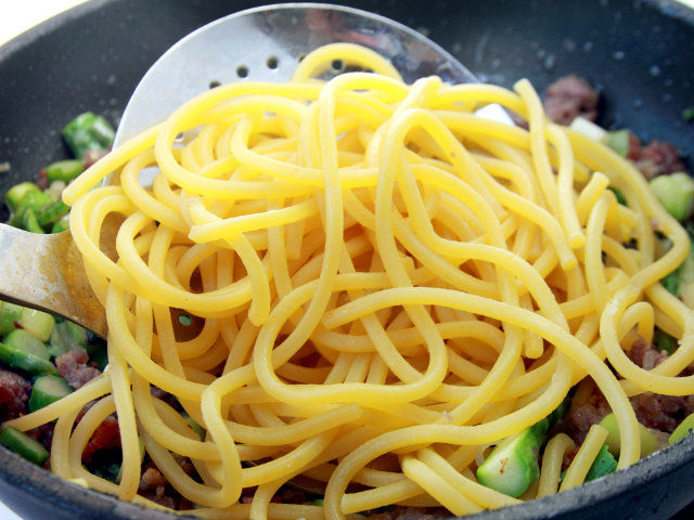 Ricetta Spaghetti alla chitarra con salsiccia e asparagi - Step 4