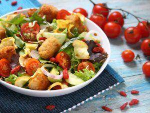 Crocchette in insalata con avocado, chips di mele e bacche di Goji