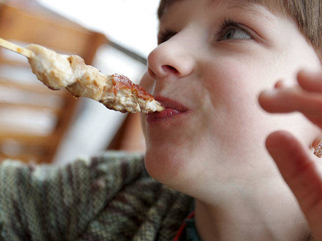 Bimbi a tavola, stasera si mangia pollo