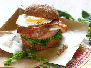 Hamburger con cime di rapa, provolone e uovo