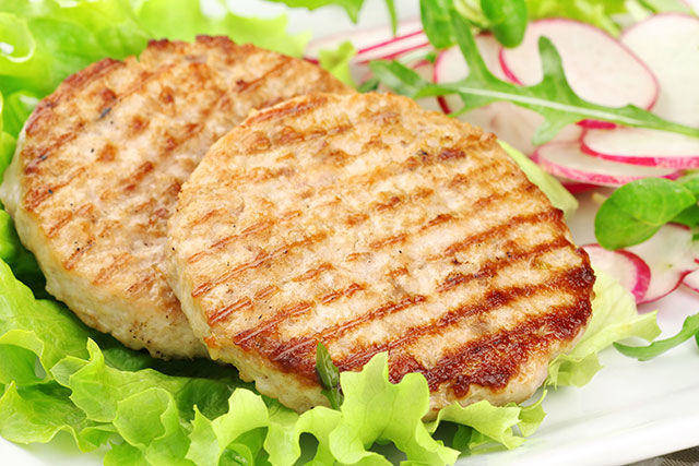 Come preparare un gustoso hamburger di pollo in tre ricette