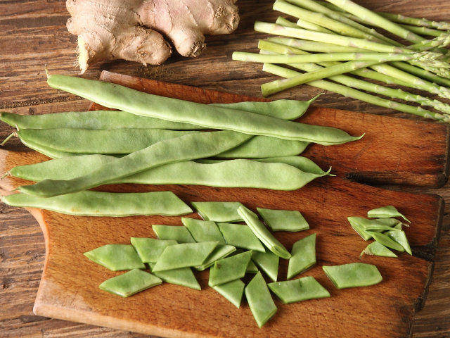 Ricetta Noodles con asparagi, piattoni e pollo - Step 1