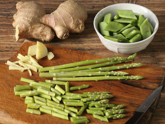 Ricetta Noodles con asparagi, piattoni e pollo - Step 2