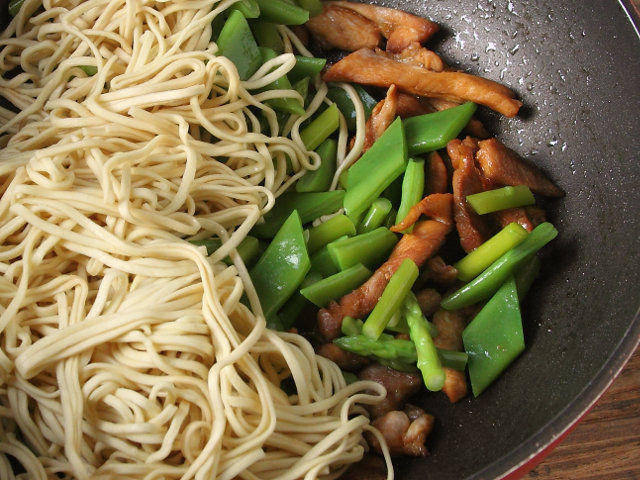 Ricetta Noodles con asparagi, piattoni e pollo - Step 4