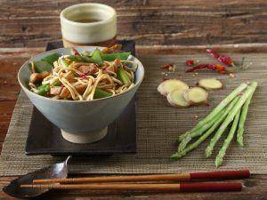Noodles con asparagi, piattoni e pollo