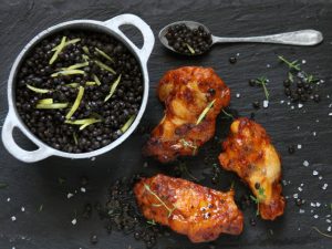 Alette di pollo con lenticche nere al curry e limone