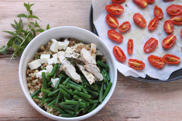 Ricetta Insalata di fregola con pollo, pomodori confit e menta - Step 4