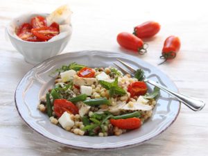 Insalata di fregola con pollo, pomodori confit e menta