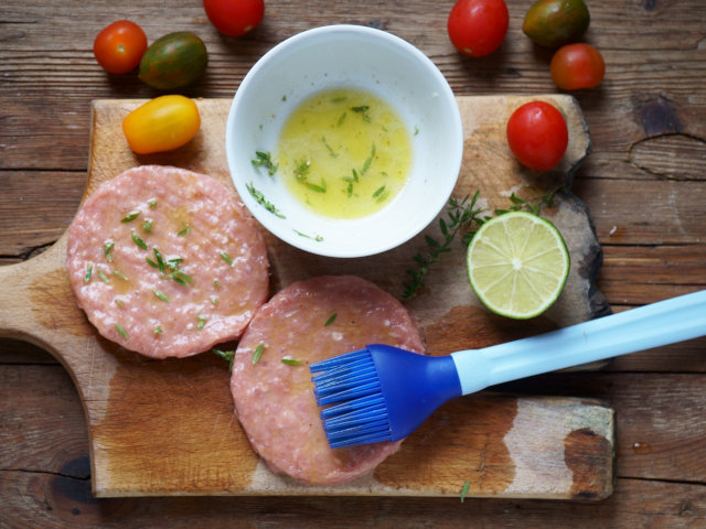 Ricetta Burger al lime, santoreggia e pomodorini - Step 2