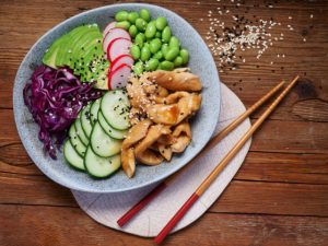 Poke bowl con pollo