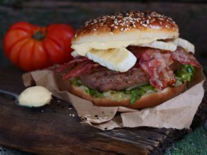 Burger di bovino con scarola e tomino