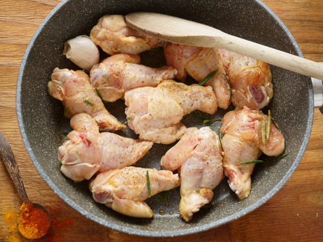 Ricetta Alette speziate con carciofi e pomodorini secchi - Step 2