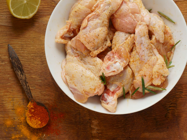 Ricetta Alette speziate con carciofi e pomodorini secchi - Step 1