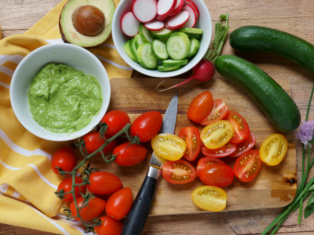 Ricetta Insalata estiva con nuggets e crema di avocado alle erbe - Step 3