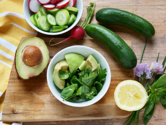 Ricetta Insalata estiva con nuggets e crema di avocado alle erbe - Step 2