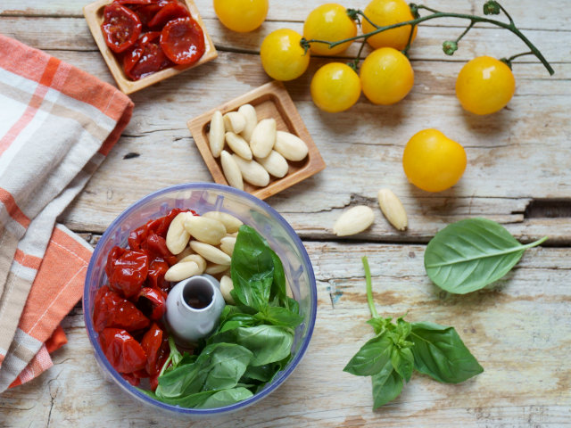 Ricetta Bocconcini di pollo in insalata con melanzane e pesto rosso - Step 1