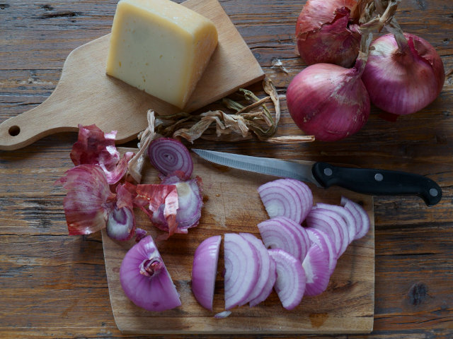 Ricetta Burger con pecorino e cipolle di Zanca caramellate - Step 1