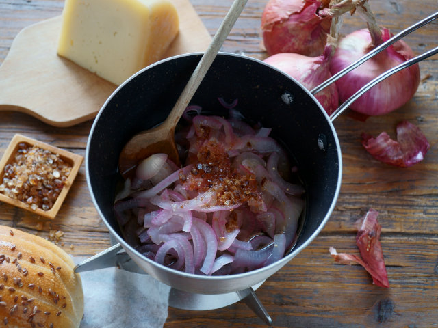 Ricetta Burger con pecorino e cipolle di Zanca caramellate - Step 2
