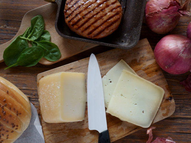 Ricetta Burger con pecorino e cipolle di Zanca caramellate - Step 4