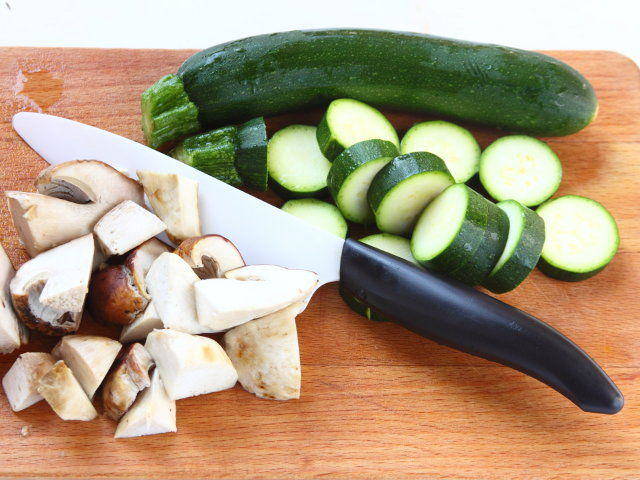 Ricetta Fettine con funghi porcini e zucchine - Step 1