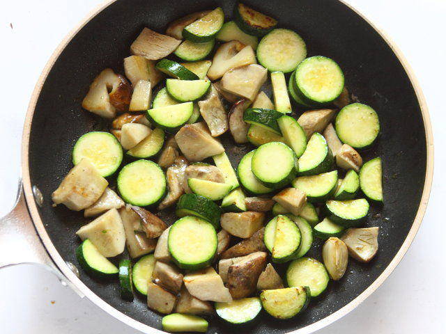 Ricetta Fettine con funghi porcini e zucchine - Step 2
