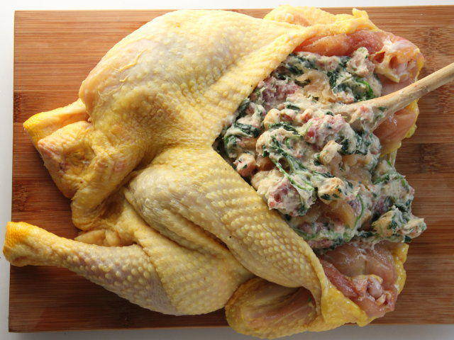 Ricetta Cappone farcito con salsiccia e nocciole - Step 3