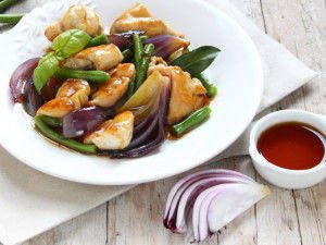 Bocconcini di pollo con sciroppo d'acero e ortaggi