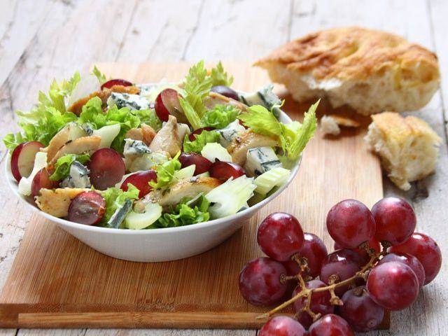 Pollo in insalata con uva e gorgonzola
