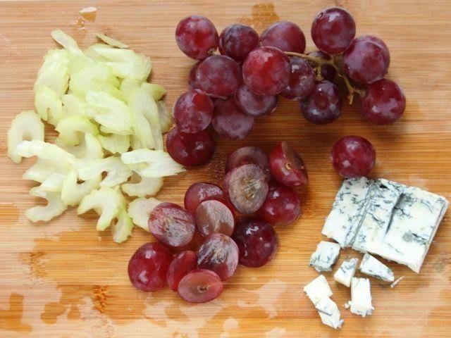 Ricetta Pollo in insalata con uva e gorgonzola - Step 3