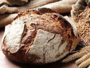 Come fare il pane in casa (e abbinarlo al pollo)