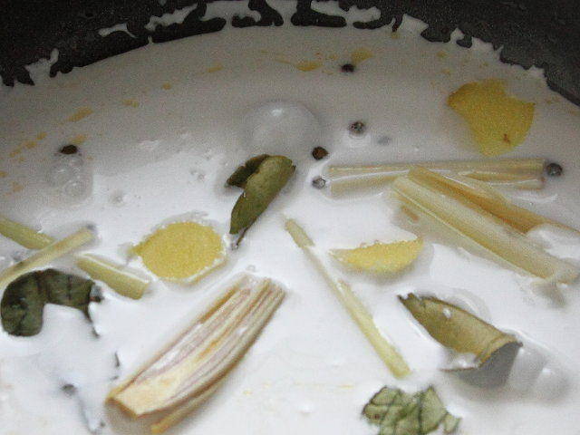 Ricetta Zuppa di pollo con gamberi e latte di cocco - Step 3