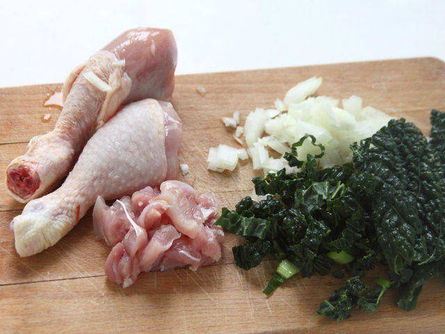 Ricetta Zuppa di orzo, pollo e cavolo nero - Step 1