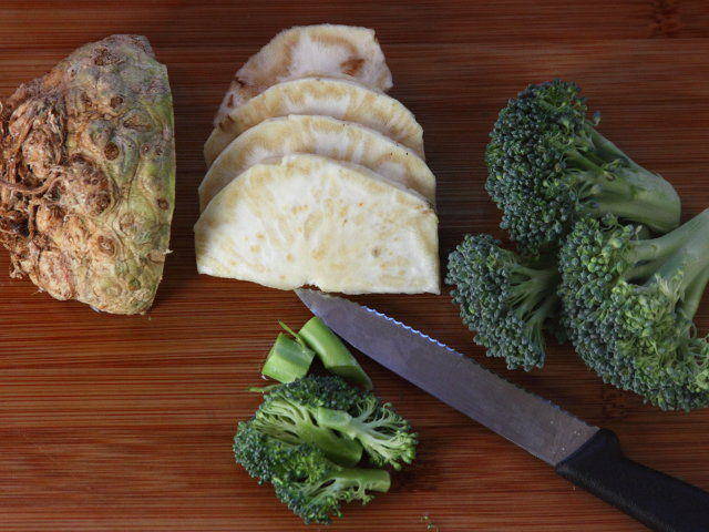 Ricetta Zuppa di fagioli con salsiccia, broccoletti e sedano rapa - Step 1