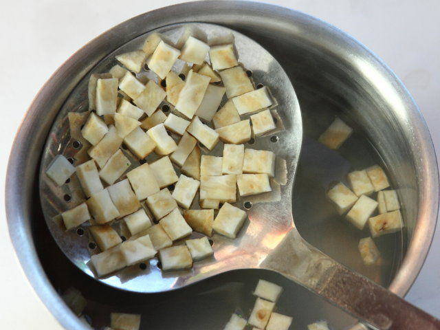 Ricetta Zuppa di fagioli con salsiccia, broccoletti e sedano rapa - Step 2