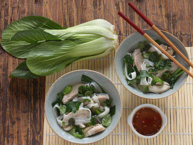 Zuppa di pollo vietnamita con bok choy