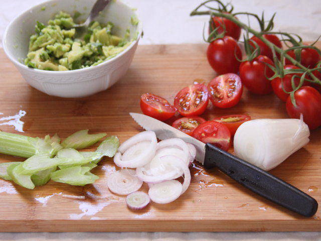 Ricetta Baguette con cotoletta, avocado e pomodorini - Step 2