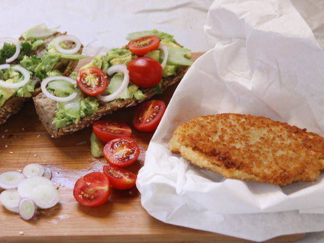 Ricetta Baguette con cotoletta, avocado e pomodorini - Step 4