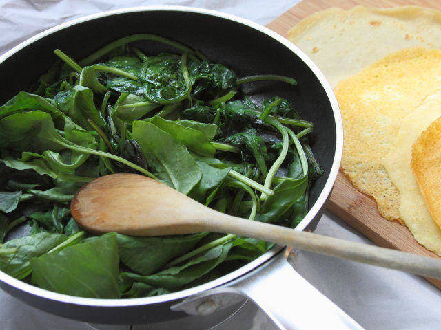 Ricetta Crespelle con salsiccia, erbette e provolone - Step 2