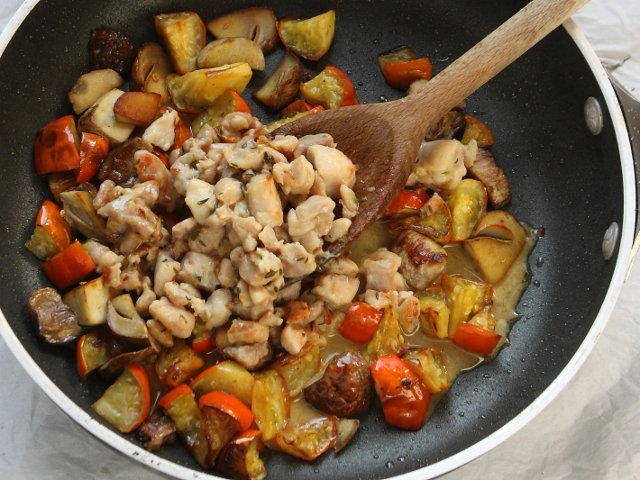 Ricetta Orecchiette con pollo, melanzane rosse e porcini - Step 3