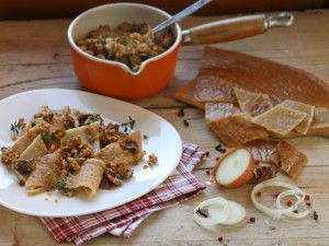 Testaroli con ragù di salsiccia e funghi