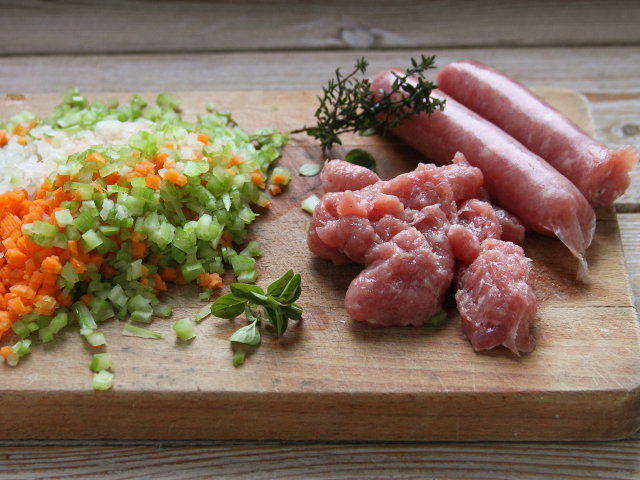 Ricetta Testaroli con ragù di salsiccia e funghi - Step 1