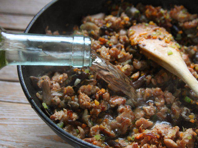 Ricetta Testaroli con ragù di salsiccia e funghi - Step 3